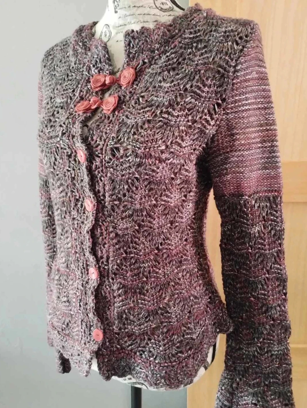 Cardigan,ton violet, boutons originaux, T40
